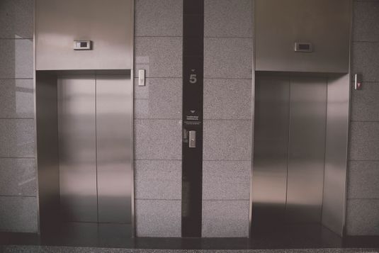 ascensor en piso banner